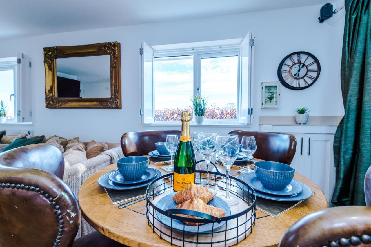 "Woodlands" By Greenstay Serviced Accommodation - Luxury 3 Bed Cottage In North Wales With Stunning Countryside Views & Parking - Close To Glan Clwyd Hospital - The Perfect Choice For Contractors, Business Travellers, Families And Groups Bodelwyddan Exteriör bild