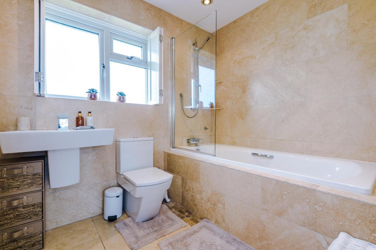 "Woodlands" By Greenstay Serviced Accommodation - Luxury 3 Bed Cottage In North Wales With Stunning Countryside Views & Parking - Close To Glan Clwyd Hospital - The Perfect Choice For Contractors, Business Travellers, Families And Groups Bodelwyddan Exteriör bild
